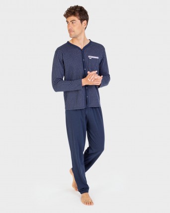 Pijama de hombre abierto con botones.