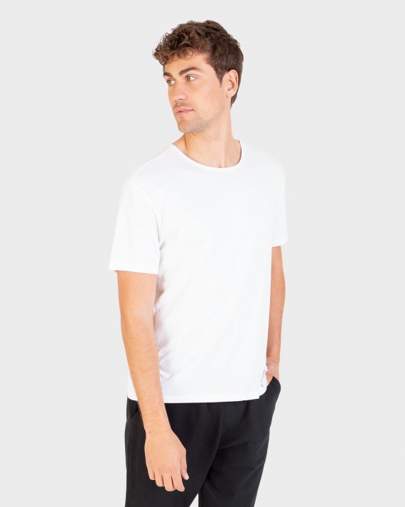 Camiseta interior de hombre manga corta y cuello redondo.