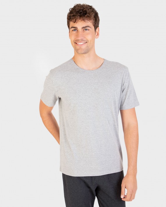 Camiseta interior de hombre manga corta y cuello redondo.