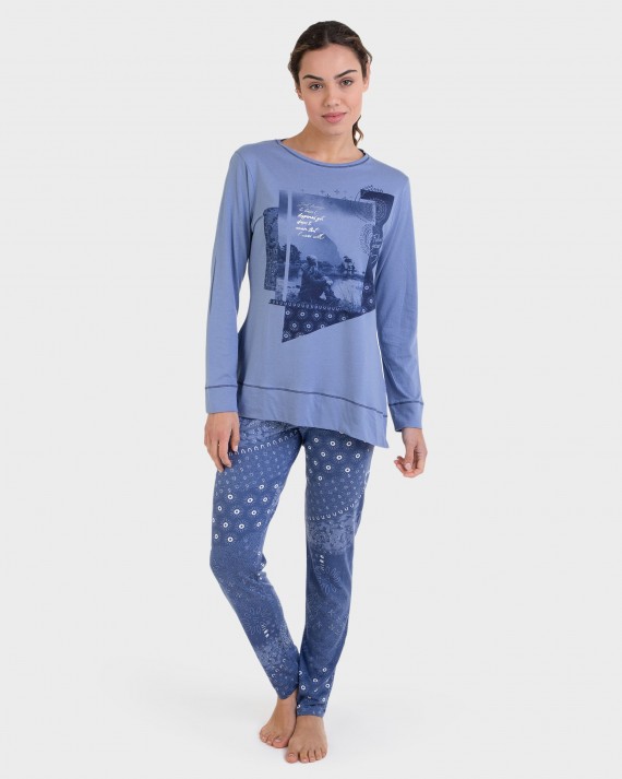Pijama largo azul con estampado frontal