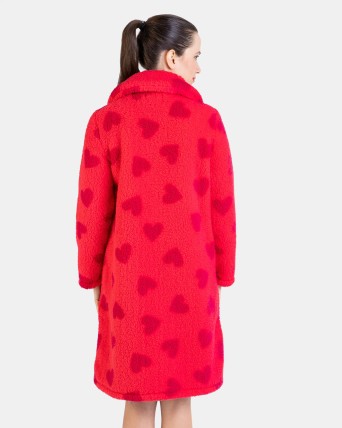 BATA LARGA ABOTONADA DE CORAZONES ROJA