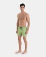 BAÑADOR DE HOMBRE BERMUDA VERDE CON MICRO ESTAMPADO A CONTRASTE.