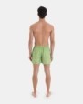 BAÑADOR DE HOMBRE BERMUDA VERDE CON MICRO ESTAMPADO A CONTRASTE.