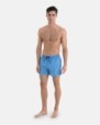 BAÑADOR DE HOMBRE BERMUDA AZUL CON MICRO ESTAMPADO A CONTRASTE.