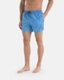 BAÑADOR DE HOMBRE BERMUDA AZUL CON MICRO ESTAMPADO A CONTRASTE.