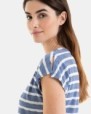 CAMISETA DE MUJER DE HOMBRO CAÍDO EN TEJIDO LISTADO Y CALADO