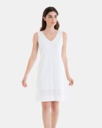 VESTIDO DE PLAYA CORTO SIN MANGAS EN TEJIDO CALADO EN COLOR BLANCO