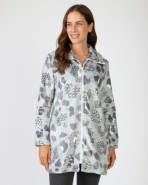 Short women's robe with zipper closure