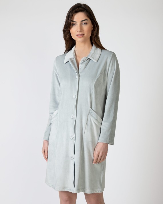 Short women's robe with button closure