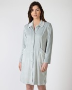 Short women's robe with button closure