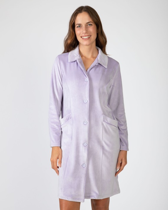 Short women's robe with button closure