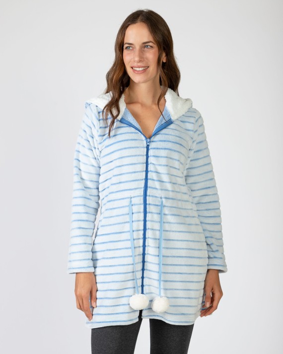 Short women's robe with zipper closure