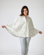 Poncho de mujer corto con cierre de botones