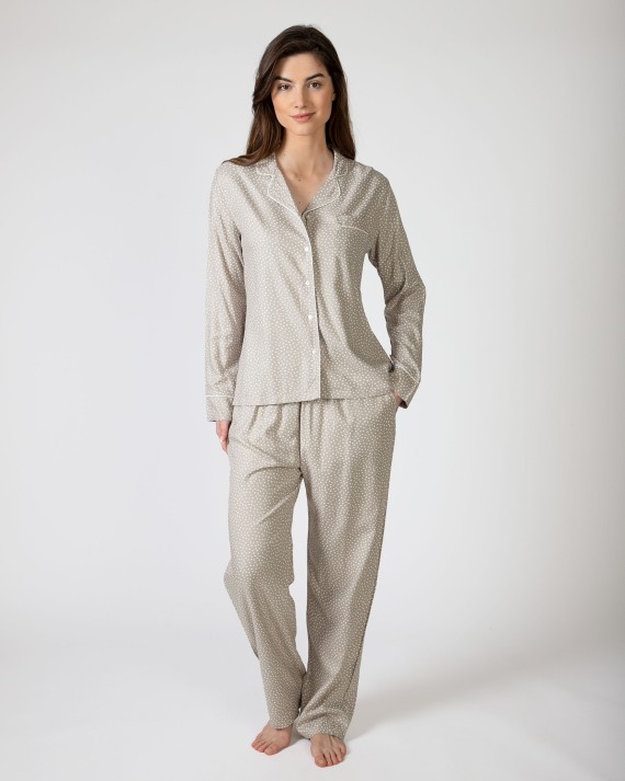 Long, open women's pajamas made of printed viscose fabric