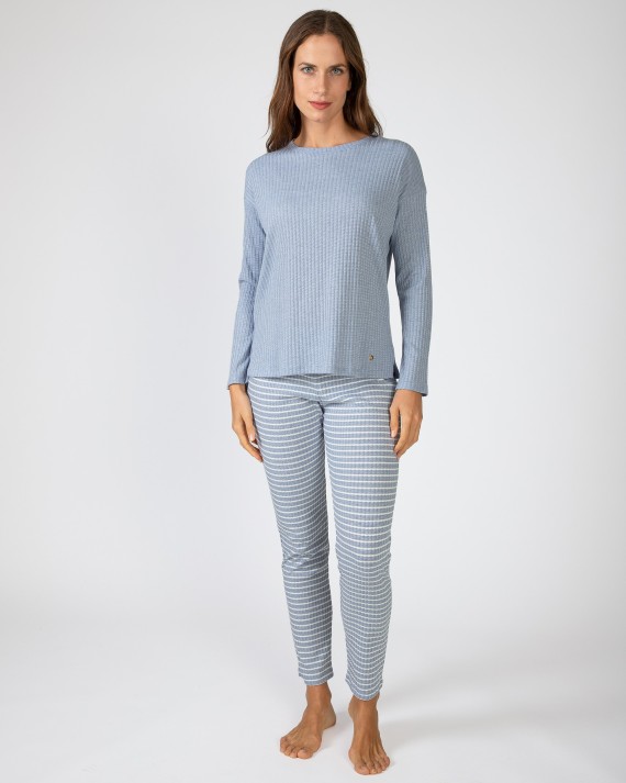 Long women's pajamas in loose knit