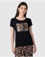 Camiseta de mujer de manga corta negra y estampado