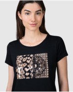 Camiseta de mujer de manga corta negra y estampado