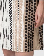 Vestit curt de dona sense mànigues amb estampat gràfic