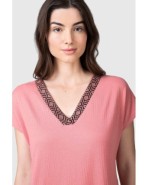 Vestido corto de mujer con detalle étnico en el escote