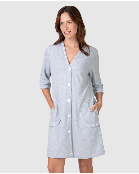 Women's robe with button closure and side pockets