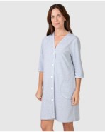 Women's robe with button closure and side pockets