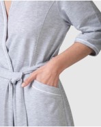 Bata de mujer con lazada lateral y bolsillos laterales