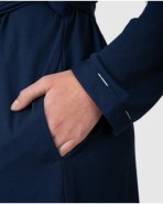 Bata de mujer con cierre frontal cruzado y bolsillos laterales