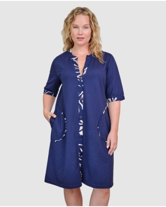 Women's robe with button front closure and side pockets