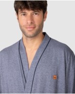 Bata de hombre cruzada con cinturón y bolsillos laterales