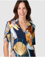 Playera corta de mujer de media manga con cuello pico