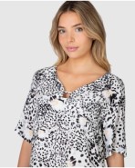 Playera larga de mujer de media manga con cuello pico