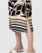 Women's short-sleeved cropped t-shirt with a neckline opening