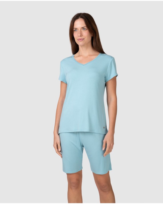 Women's short-sleeved pajamas with neckline detail