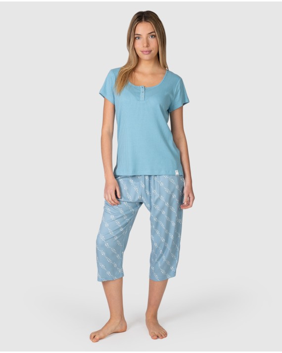 Women's capri pants with elastic waistband and side pockets