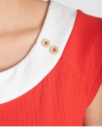 Playera corta de mujer de manga japonesa con botones decorativos